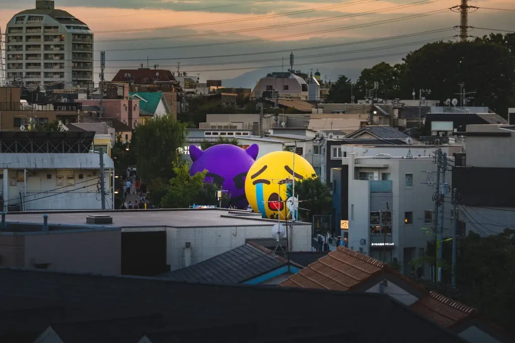 Nghệ sĩ đưa cảm xúc ra khỏi màn hình với hai biểu tượng emoji khổng lồ giữa Tokyo