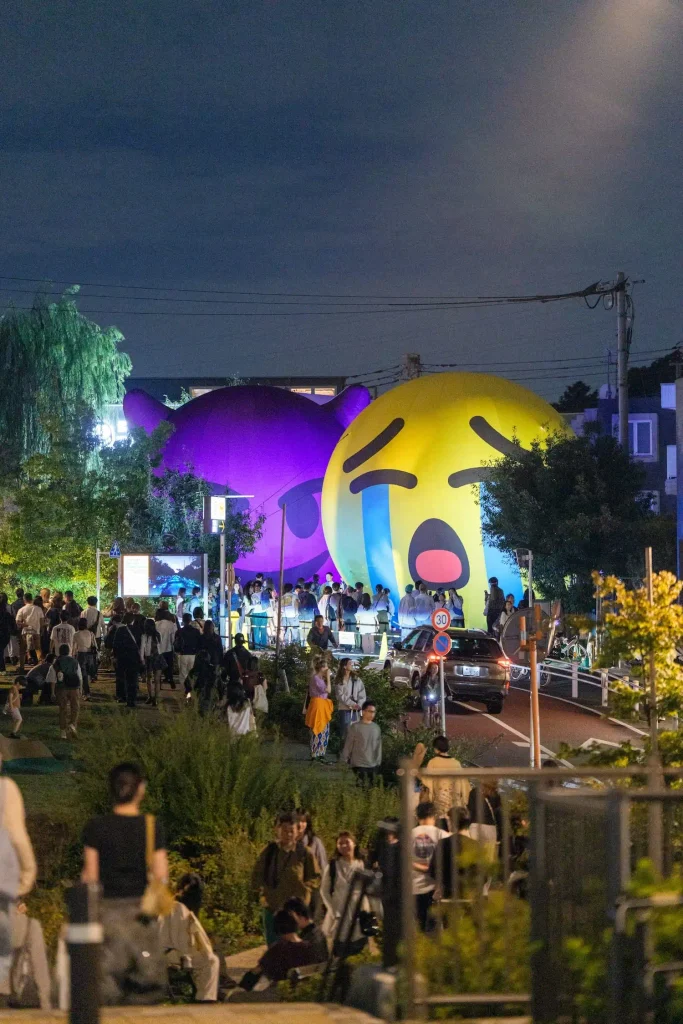 Nghệ sĩ đưa cảm xúc ra khỏi màn hình với hai biểu tượng emoji khổng lồ giữa Tokyo