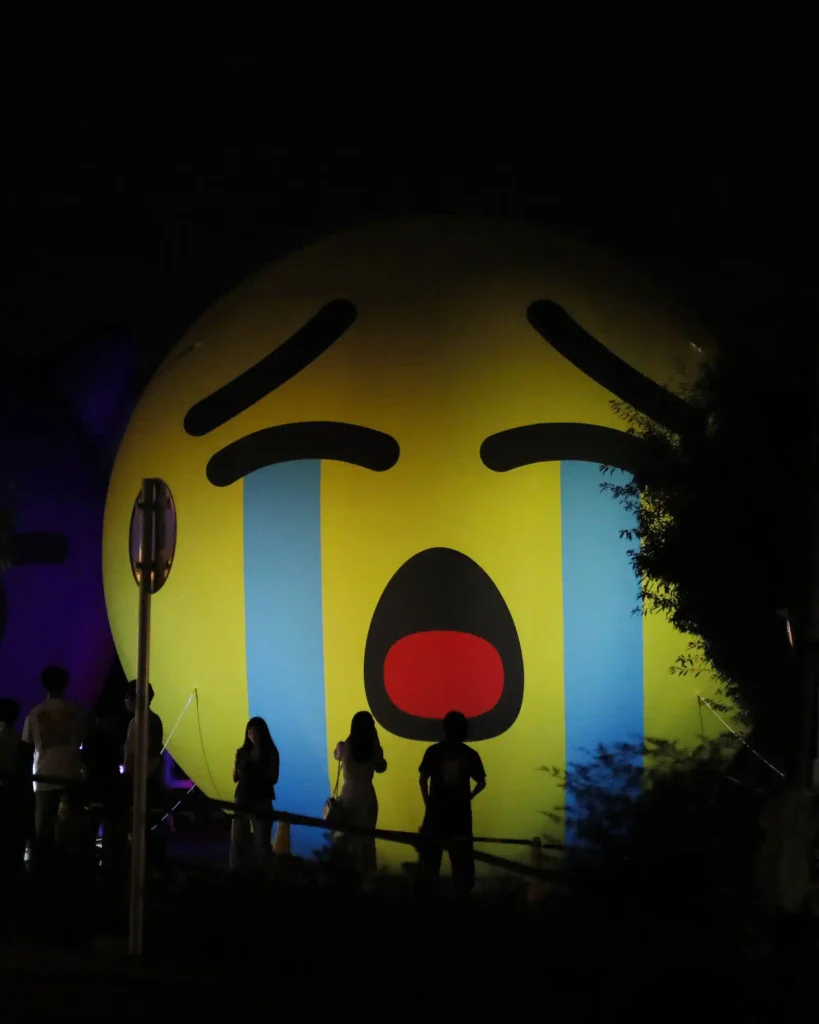 Nghệ sĩ đưa cảm xúc ra khỏi màn hình với hai biểu tượng emoji khổng lồ giữa Tokyo