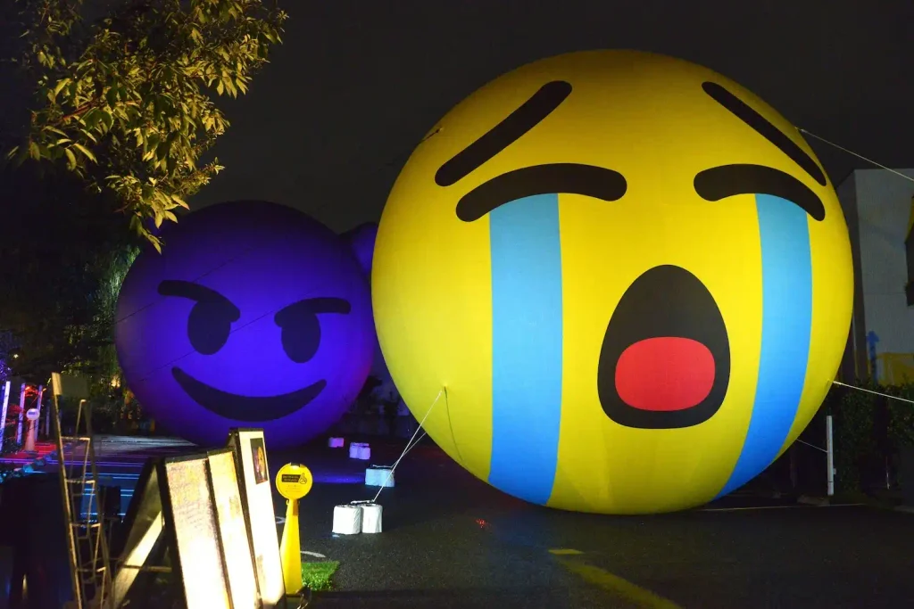 Nghệ sĩ đưa cảm xúc ra khỏi màn hình với hai biểu tượng emoji khổng lồ giữa Tokyo