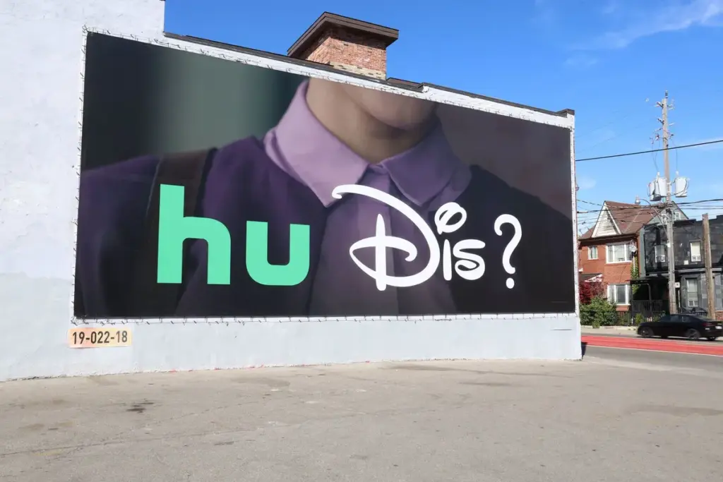 “Hu Dis?”: Khi Disney+ và Hulu cắt ghép logo để tạo nên câu hỏi gây tò mò