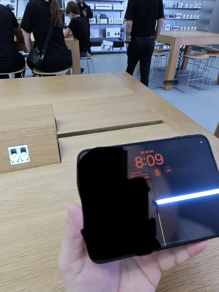 iPhone Duo của Apple vừa mở bán đã gặp nhiều phản ánh màn hình gập bị nứt và hư hỏng chỉ sau vài lần sử dụng